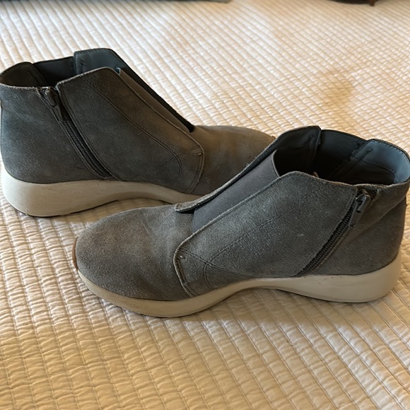 OTBT Bethel Gray Vegan Zip Ankle Bootie. Size 8 - Picture 5 of 9